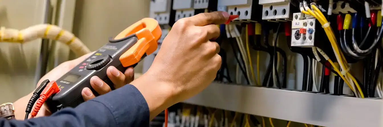 Installation der elektrischen Leitungen. Installation von Schalttafeln und Automaten. Beleuchtung und Steckdosen anschließen