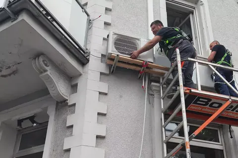 Montage von Klimageräten an einer Hausfassade