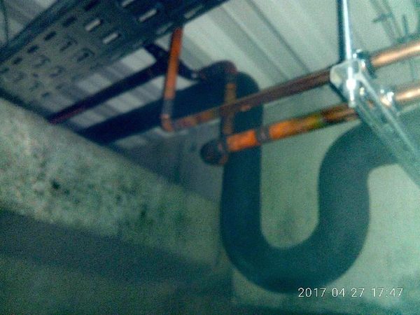 Isolierte Rohrleitung mit Bogen unter einer Hallendecke