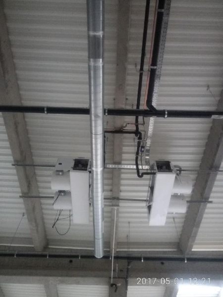Abgehängte Rohrleitung unter einer Metallhallendecke