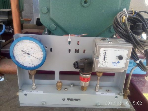 Manometer und Bedienelemente einer technischen Anlage