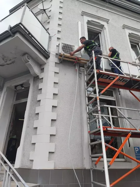 Montage eines Klimageräts an der Gebäudefassade