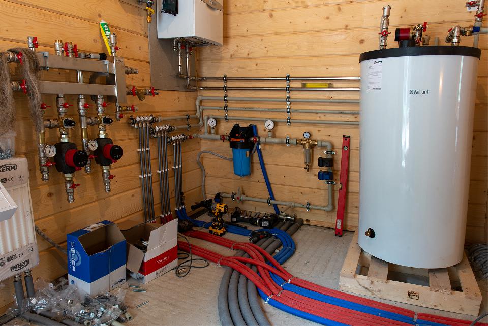 Heizungsinstallation mit Rohrleitungen, Verteilern und Warmwasserspeicher