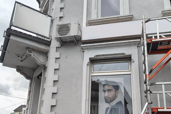 Montiertes Klimagerät mit Leitungsführung an einer Fassade